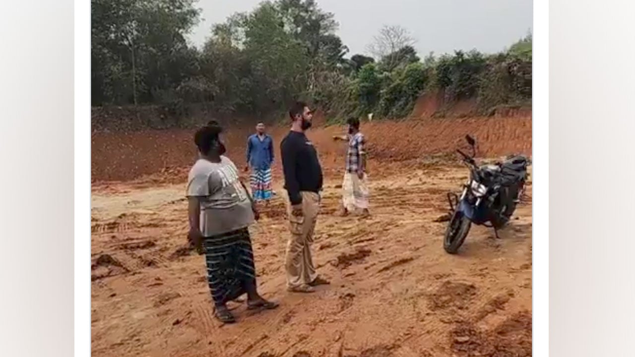 অবৈধভাবে মাটি কাটার খাদ দেখতে গিয়ে ট্রাকচাপায় নিহত যুবক