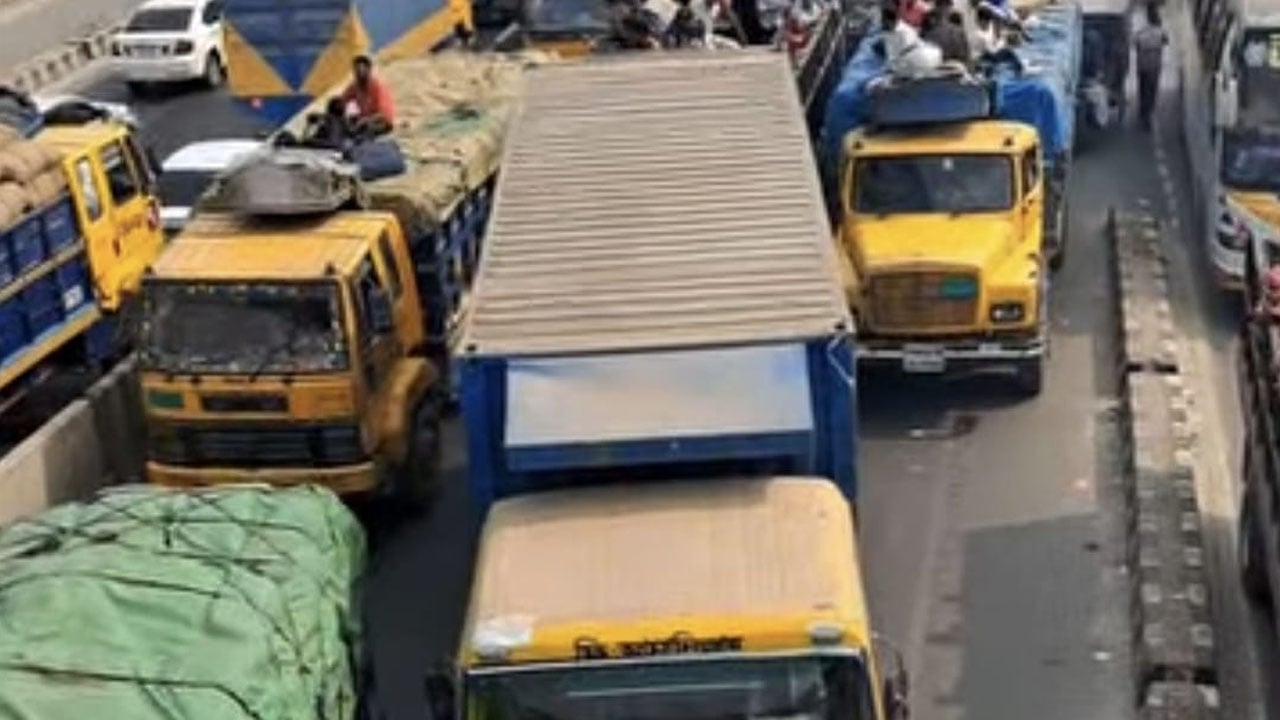 ৩২ কিলোমিটার যানজটের কবলে ঢাকা-টাঙ্গাইল মহাসড়ক