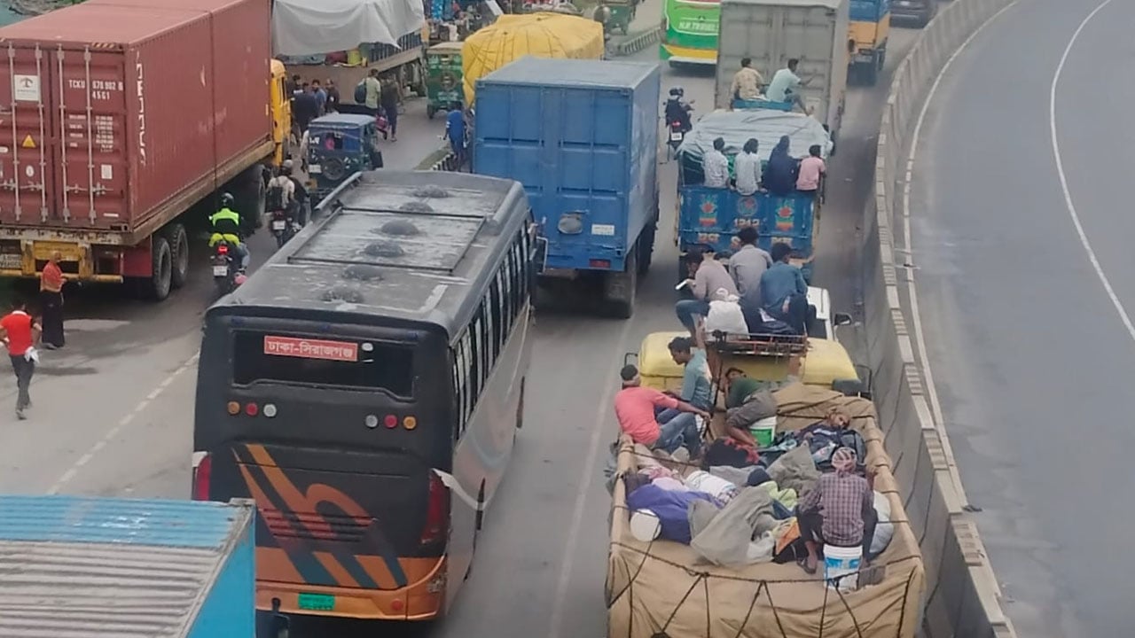 ঢাকা-টাঙ্গাইল মহাসড়কে বাড়ছে ট্রাকের দাপট