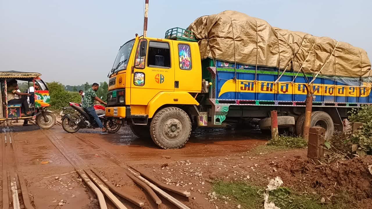 ক্রসিংয়ে আটকা বালুভর্তি ট্রাক, ১ ঘণ্টা পর রেল চলাচল স্বাভাবিক