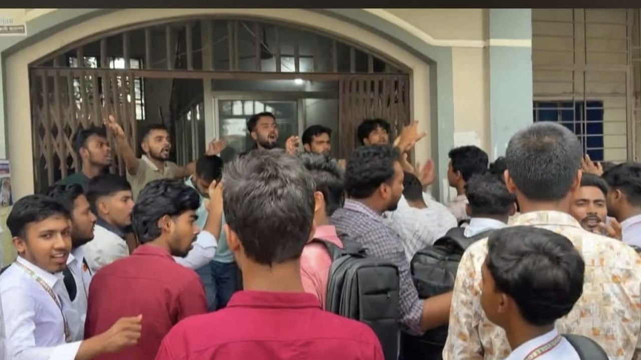 কালিয়াকৈর সরকারি কলেজে শিক্ষার্থীদের বিক্ষোভ ও ভাঙচুর 
