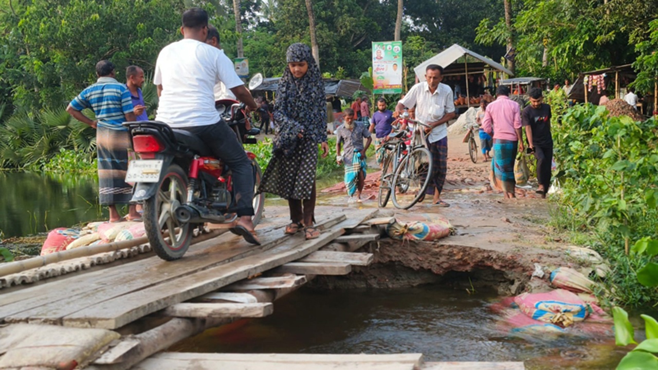 ৩৫ গ্রামের মানুষ ঝুঁকি নিয়ে চলাচল করছে
