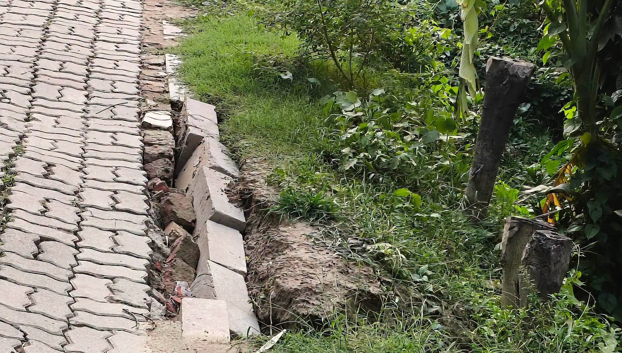 সড়কে কোটি টাকার ব্লকে ধস, চলাচলে ঝুঁকি