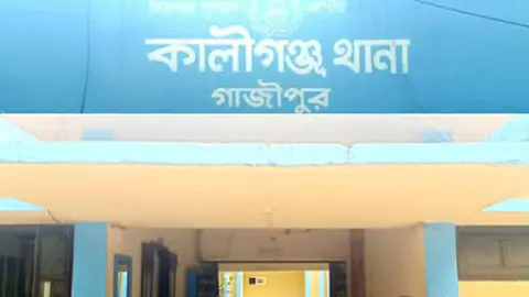 থামানোর সংকেত দিতেই পুলিশের টহল দলকে পিকআপের ধাক্কা, এসআইসহ নিহত পথচারী