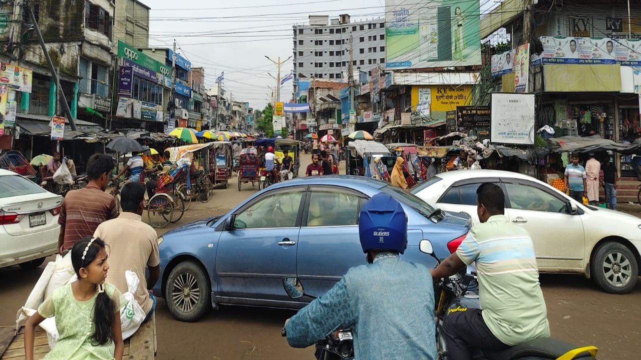 হকারদের দখলে কালীগঞ্জ শহরের প্রধান সড়ক