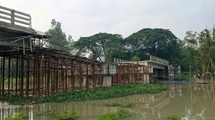 পাঁচ বছরেও শেষ হয়নি কলিমাজানি নদীর সেতু