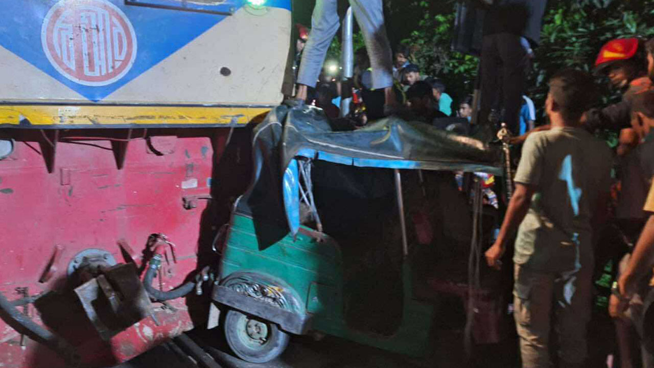 চালকের অবহেলায় কালুরঘাটে ট্রেন দুর্ঘটনা