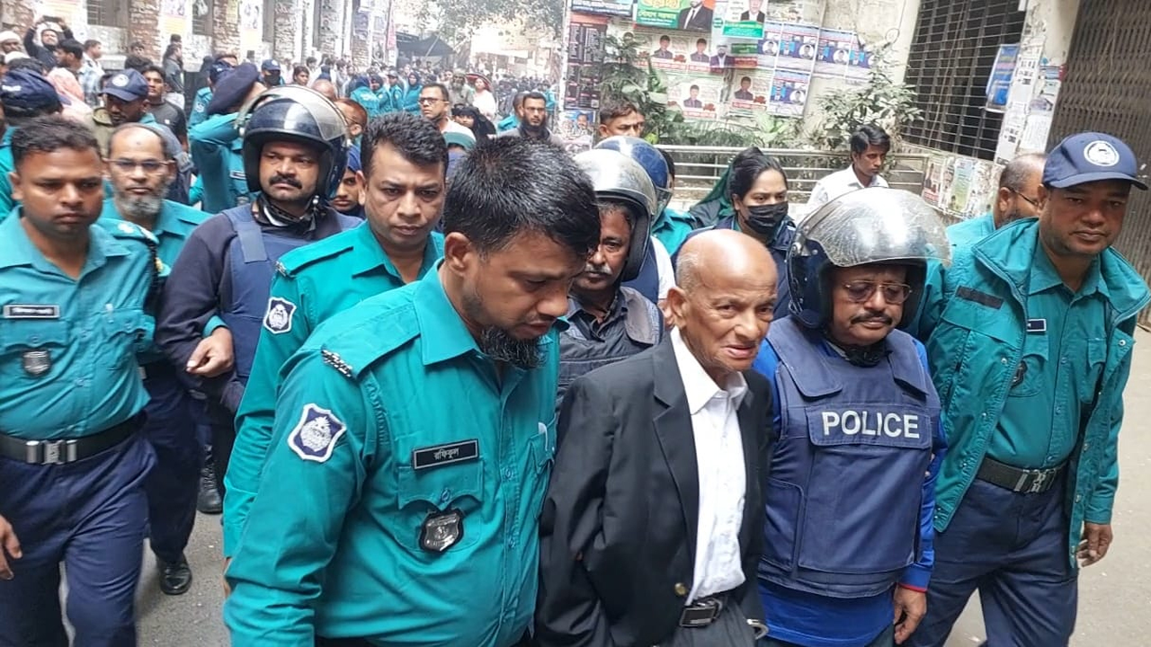 ‘হাসিনার অন্যায়ের প্রতিবাদ করেছি’-কাঠগড়ায় কাঁদতে কাঁদতে কামাল মজুমদার