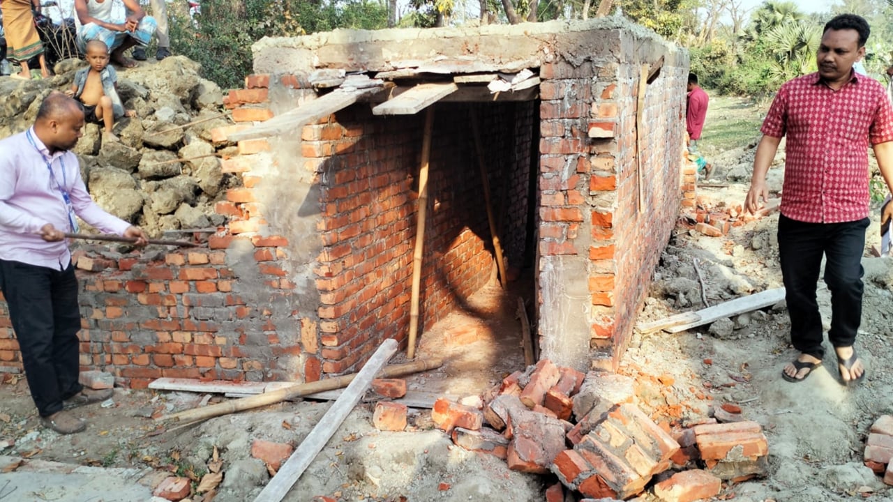 খাল দখলে নিয়ে কালভার্ট নির্মাণ, ভেঙে দিলো প্রশাসন