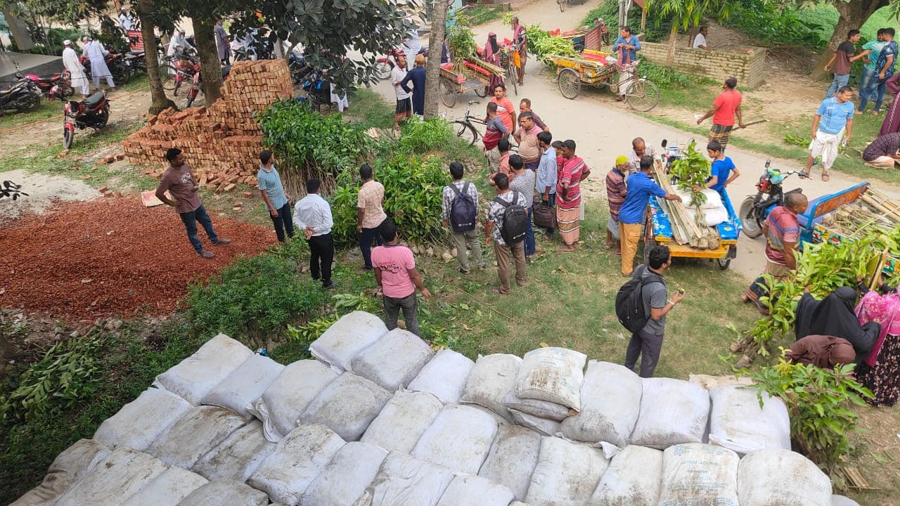 জৈব সার বিতরণে অনিয়ম, কৃষি কর্মকর্তা বদলি
