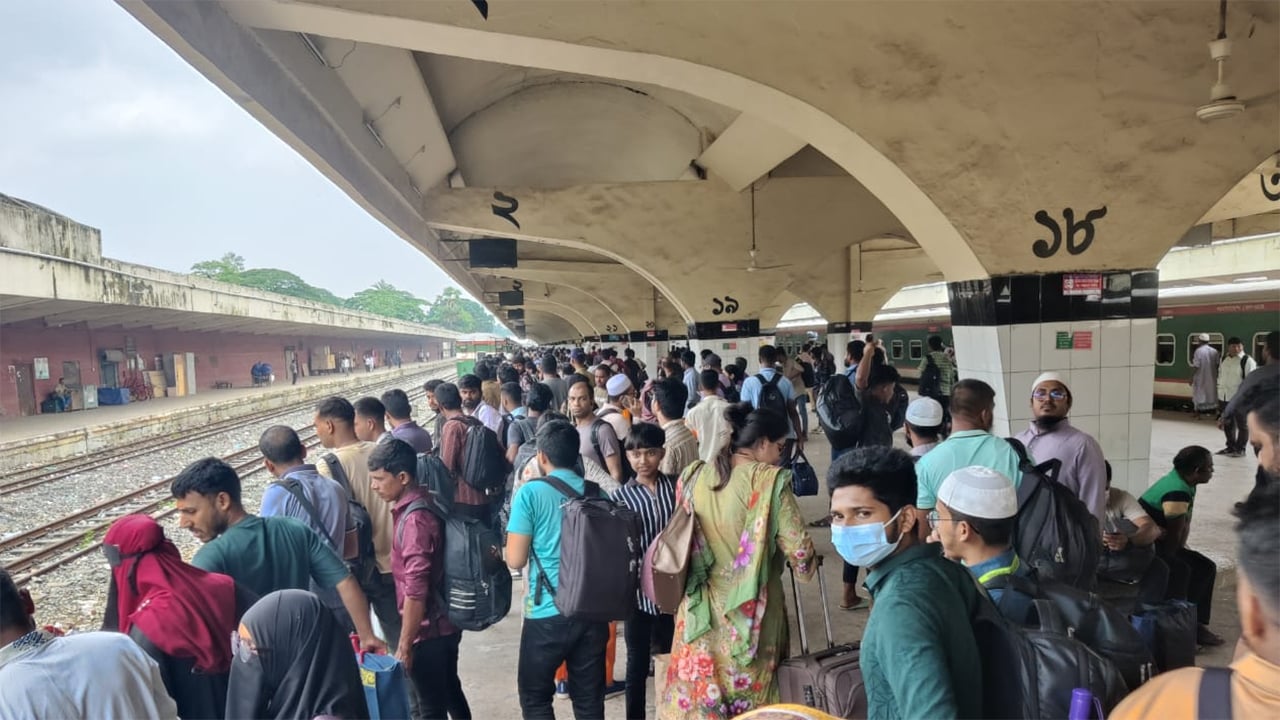 ঈদযাত্রায় কয়েকটি ট্রেনের শিডিউল বিপর্যয়