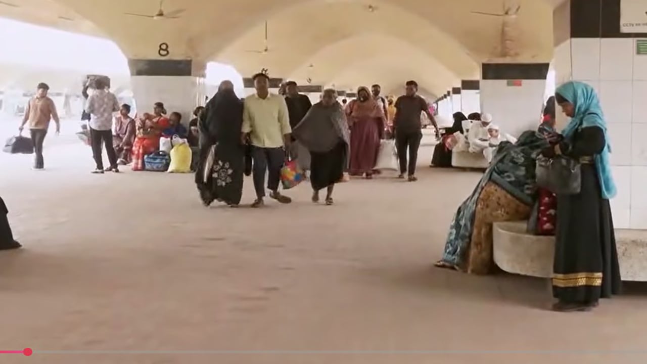 আজও ঢাকা ছাড়ছেন মানুষ