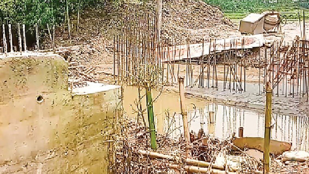 কমলগঞ্জে সেতুর কাজ বন্ধ দুর্ভোগে ২৫ গ্রামের মানুষ