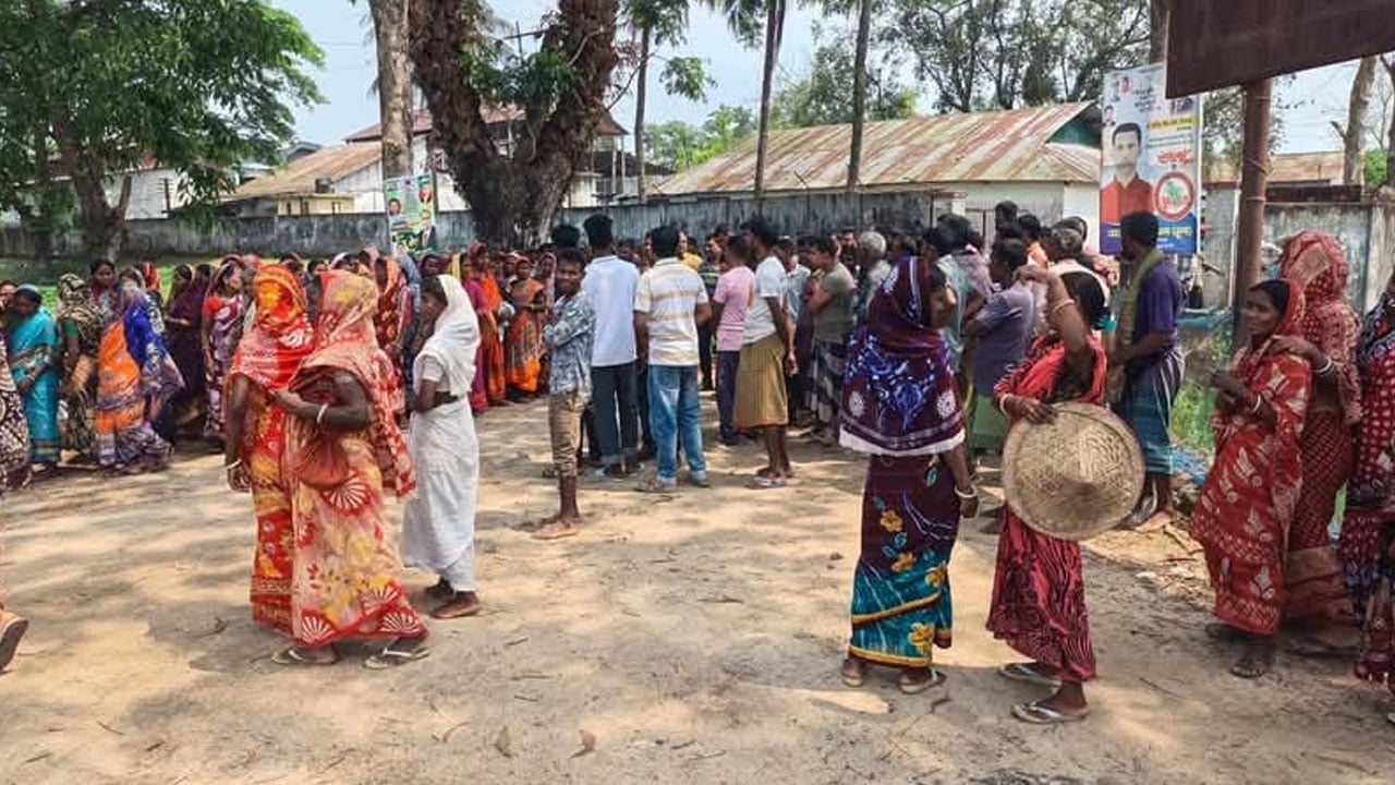 সহায়তা না পেয়ে বাগানেই নারীর মৃত্যু, চা শ্রমিকদের বিক্ষোভ ও কর্মবিরতি