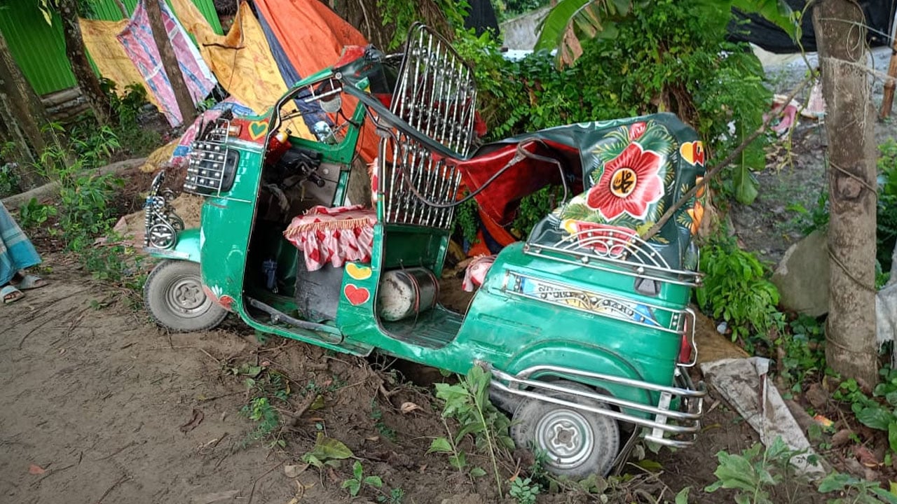 কমলনগরে অটোরিকশা নিয়ন্ত্রণ হারিয়ে দুই যুবক নিহত