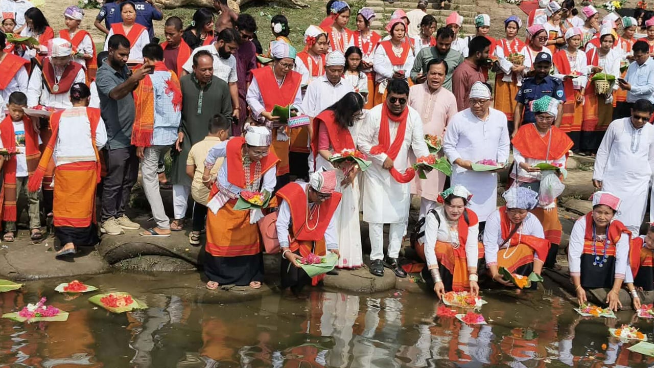 কাপ্তাইয়ের সাঙ্গু নদীতে ফুল ভাসিয়ে বিষু উৎসব শুরু