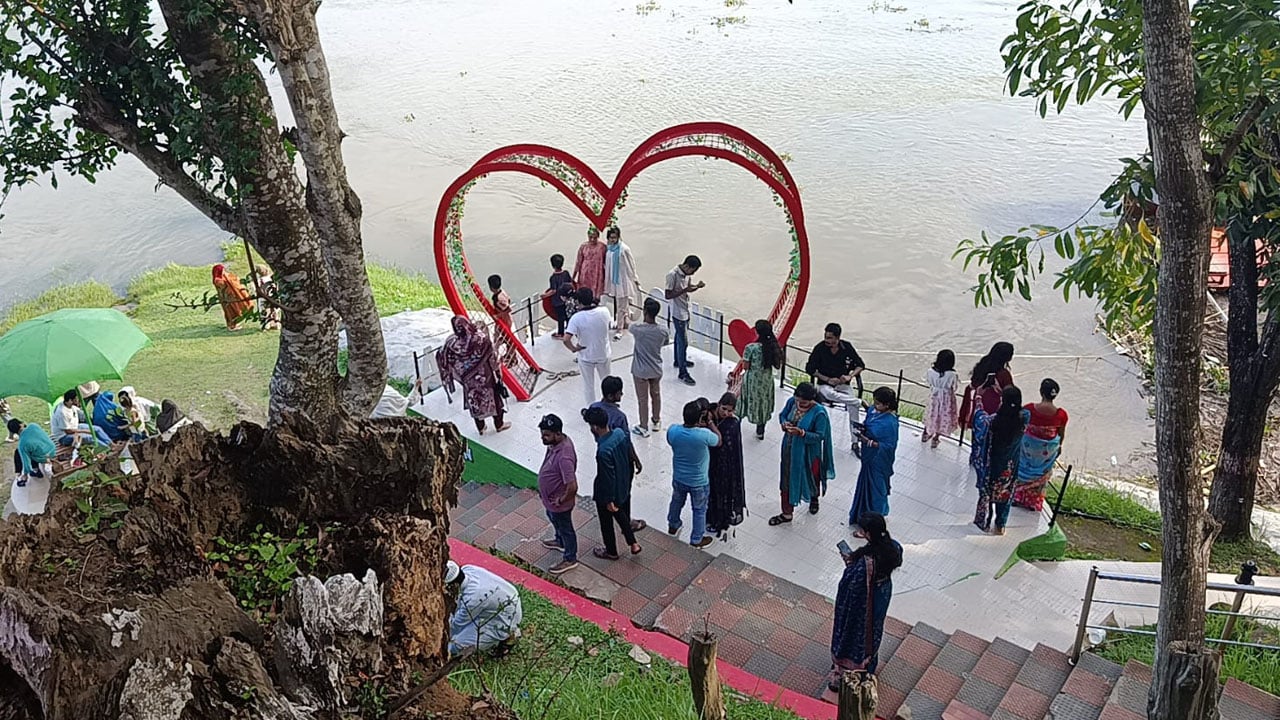 পর্যটক আগমনে মুখর কাপ্তাই
