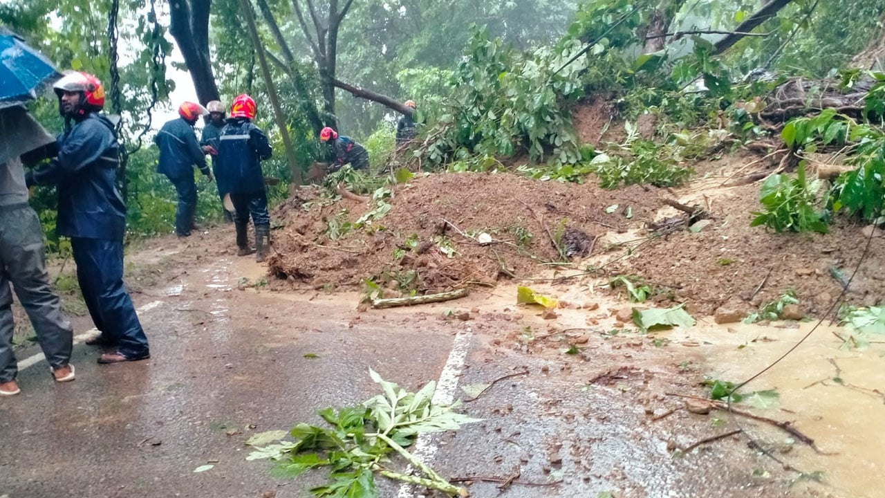 চট্টগ্রাম-কাপ্তাই সড়কে পাহাড় ধসে বন্ধ যান চলাচল