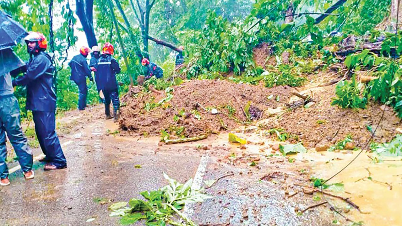 কাপ্তাইয়ে পাহাড়ধসে যান চলাচল বন্ধ, বান্দরবানে নিরাপত্তা জোরদা