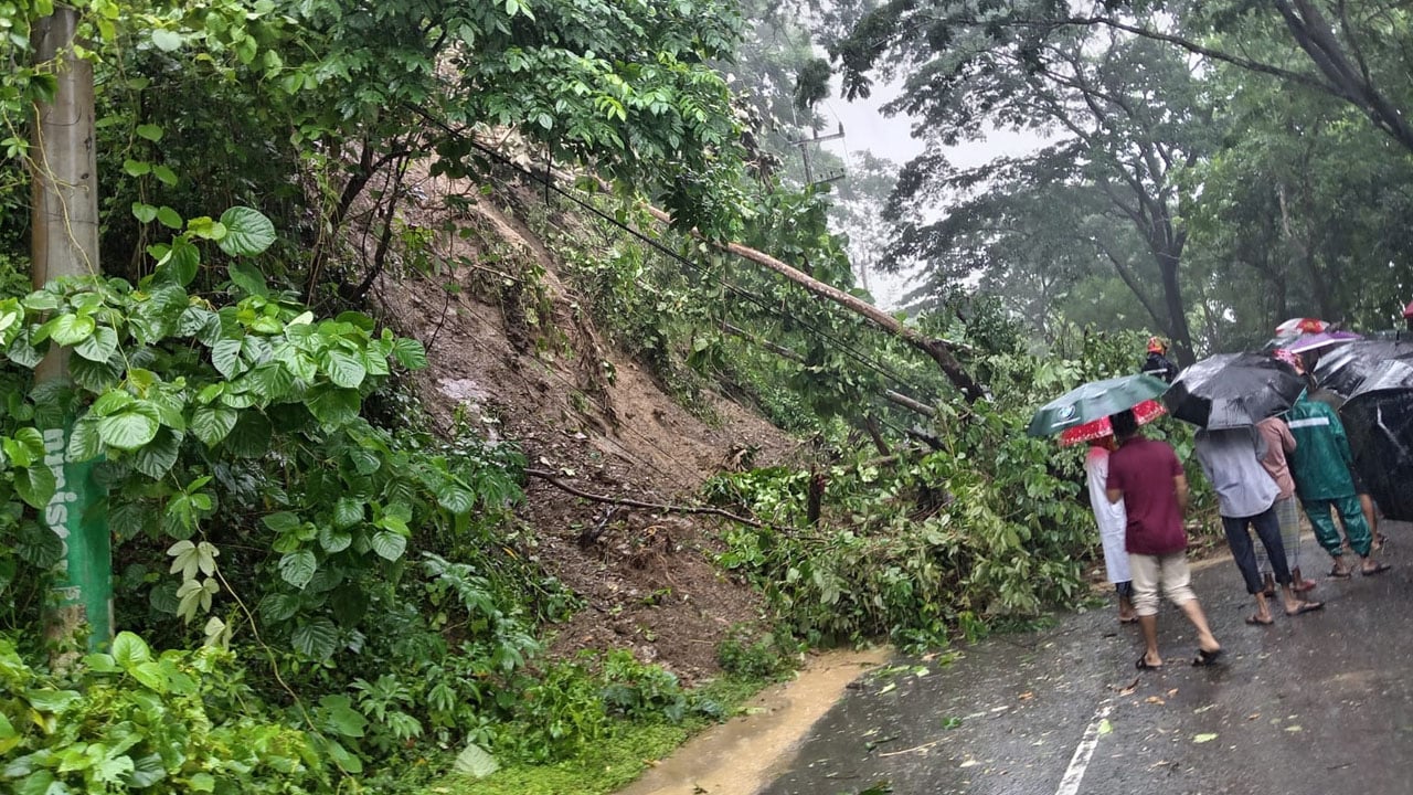 চট্টগ্রাম-কাপ্তাই সড়কে ৮ ঘণ্টায়ও স্বাভাবিক হয়নি যান চলাচল