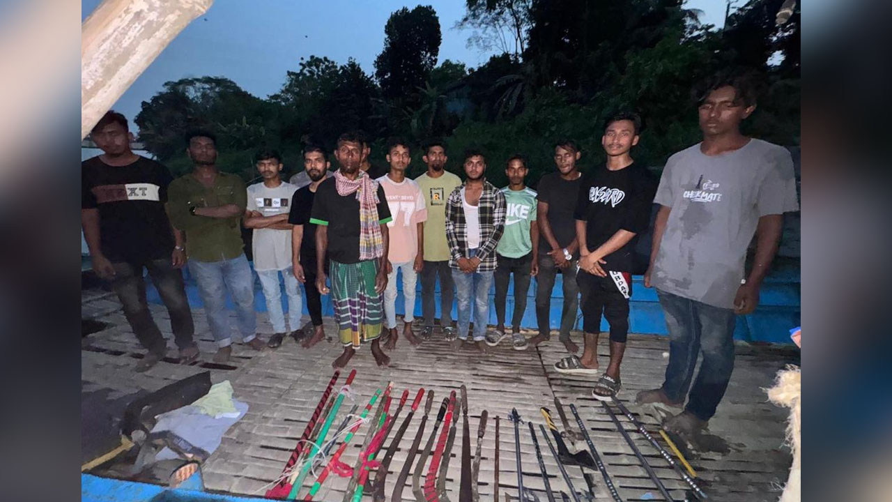 ধলেশ্বরীতে অস্ত্র প্রদর্শন করে নাচানাচি: কিশোর গ্যাংয়ের ১৬ সদস্য আটক