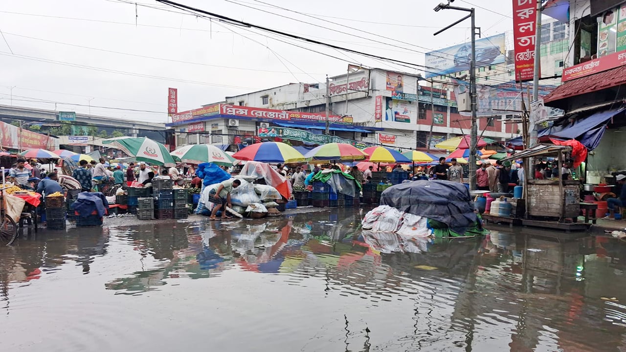 রাজধানীতে টানা বৃষ্টি ও জলাবদ্ধতায় জনদুর্ভোগ, পুলিশের বিশেষ সতর্কতা