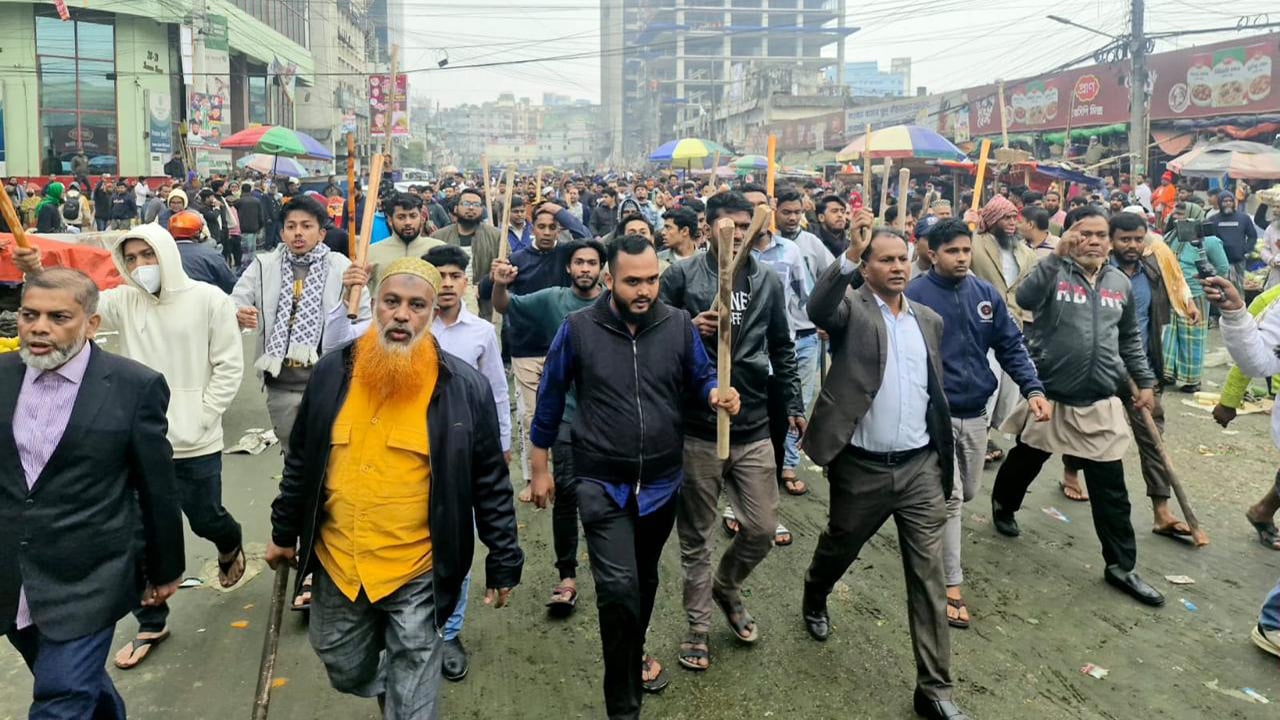 কারওয়ান বাজারে চাঁদাবাজির বিরুদ্ধে ব্যবসায়ীদের মানববন্ধনে হামলা