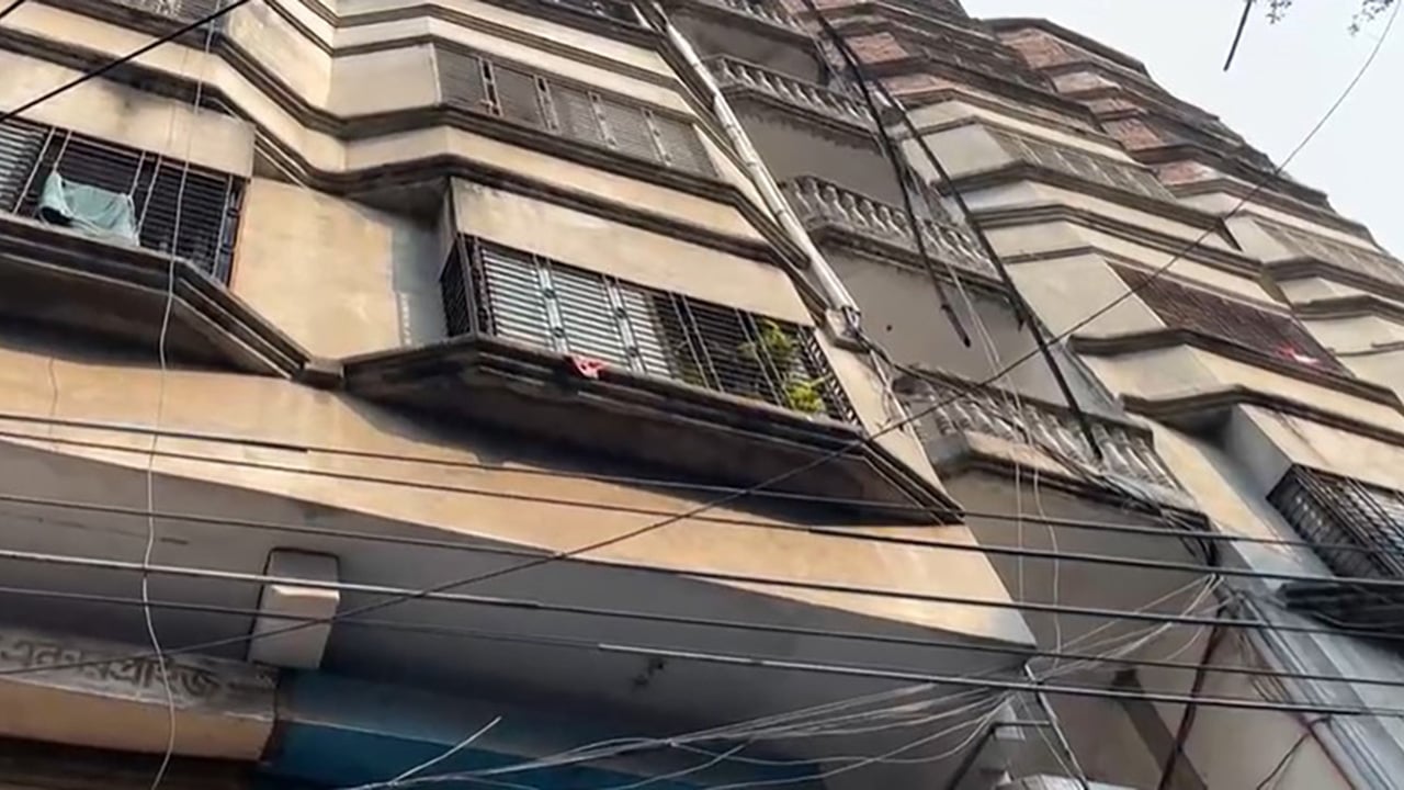 কসাইটুলীতে ভূমিকম্পে রেলিং ভেঙে পড়া ভবনের নকশা দেখাতে পারেনি মালিক