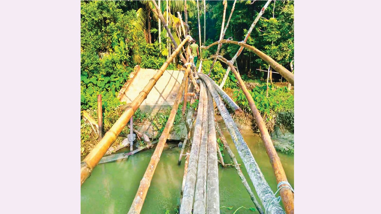 কাঁঠালিয়ায় এক দশকেও মেরামত হয়নি ভাঙা সেতু