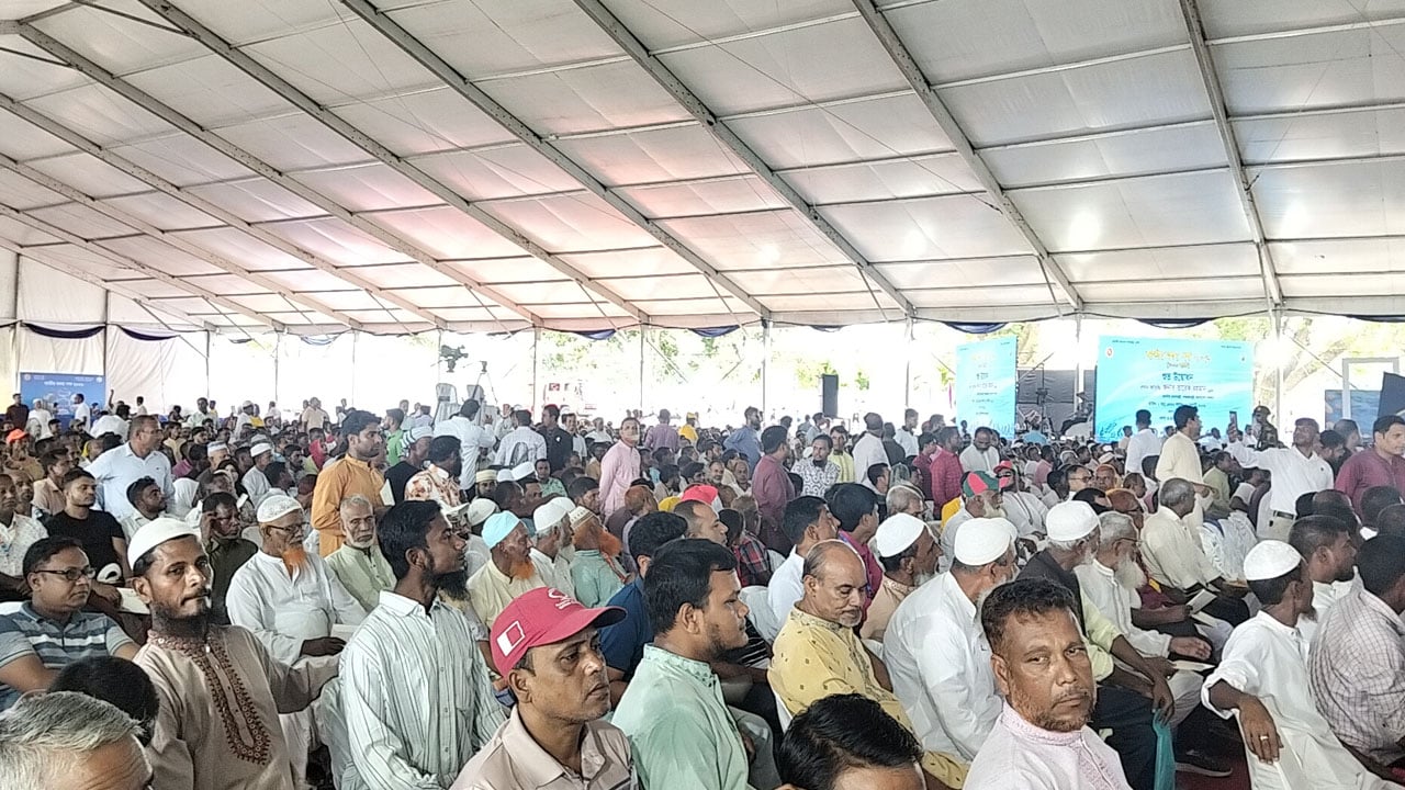 কটিয়াদীতে প্রধানমন্ত্রীকে একনজর দেখতে মানুষের ঢল