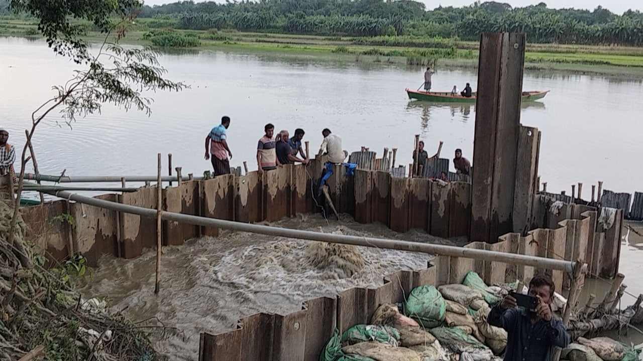 কটিয়াদীতে তিতাসের পাইপলাইনে ভয়াবহ লিকেজ, আতঙ্কে এলাকাবাসী