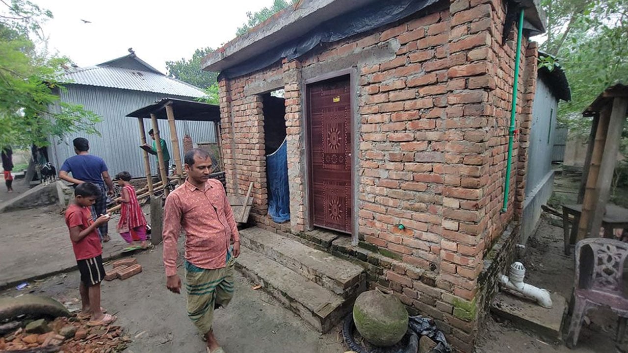 রাস্তার ইট দিয়ে চলছে বাথরুম নির্মাণের কাজ