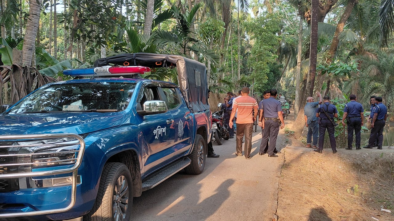 কচুয়ায় পুলিশকে কুপিয়ে আসামি ছিনতাই, থমথমে পরিস্থিতি