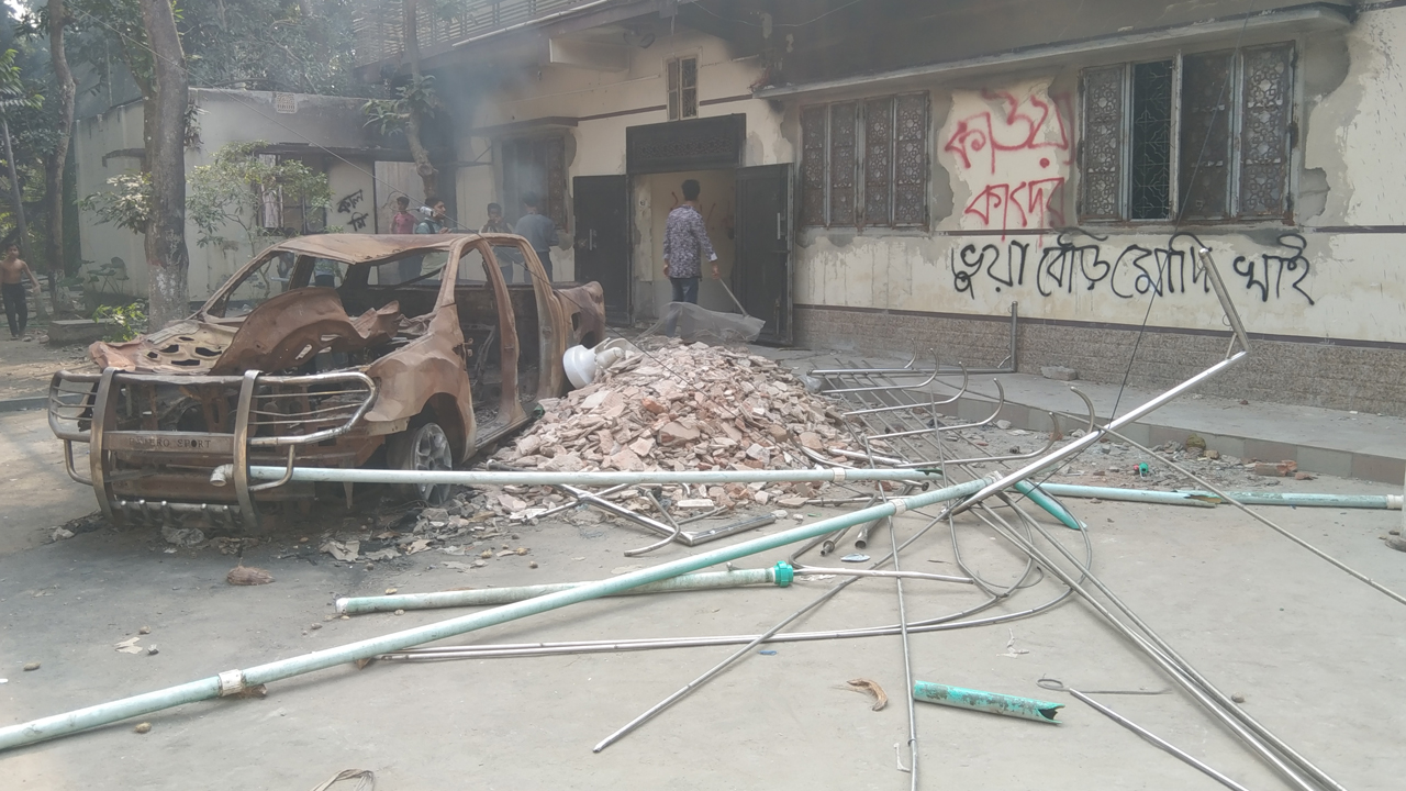 নোয়াখালীতে ওবায়দুল কাদেরের বাড়িতে ভাঙচুর ও অগ্নিসংযোগ