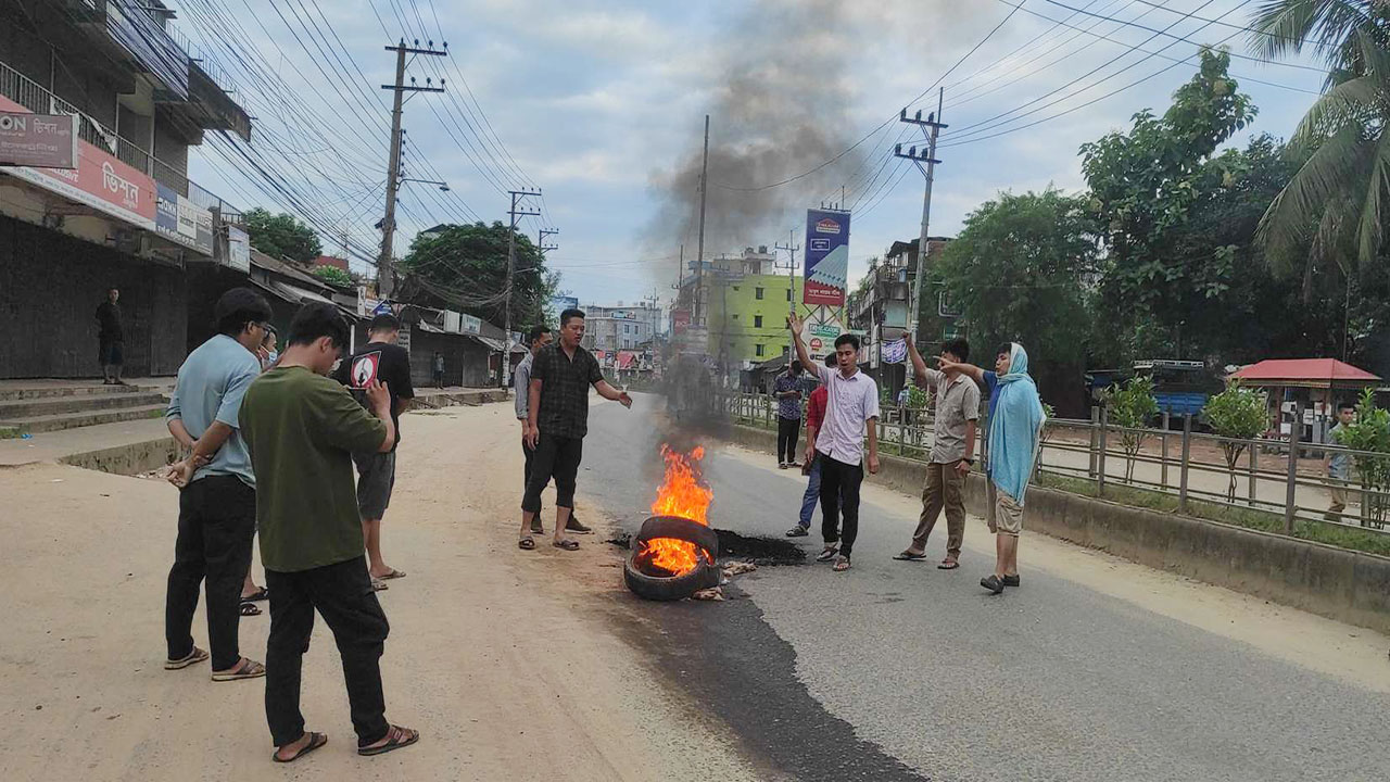 খাগড়াছড়িতে সকাল-সন্ধ্যা সড়ক অবরোধ চলছে