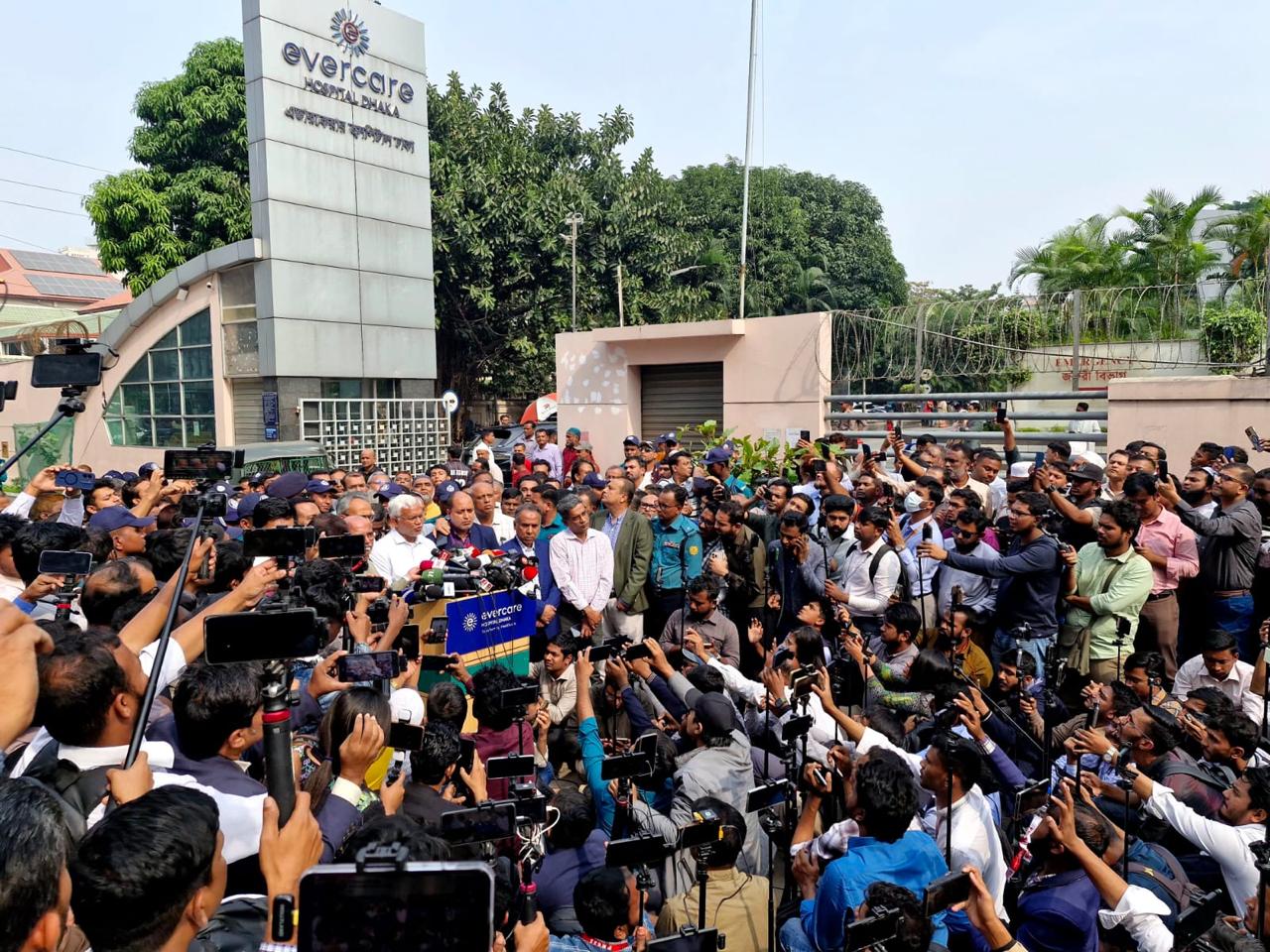 খালেদা জিয়ার নিরাপত্তার দায়িত্ব নিল এসএসএফ ও পিজিআর