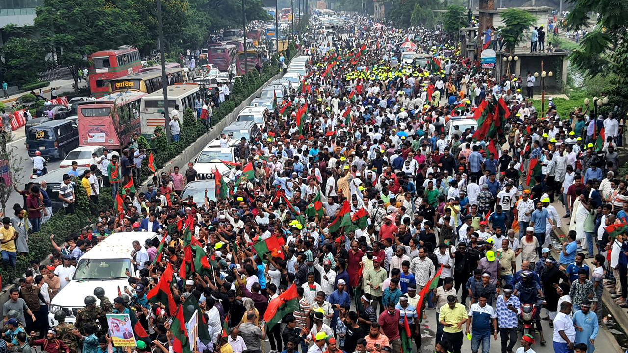 খালেদা জিয়ার গাড়ি বহর ঘিরে হাজার হাজার নেতাকর্মী ও সাধারণ মানুষ