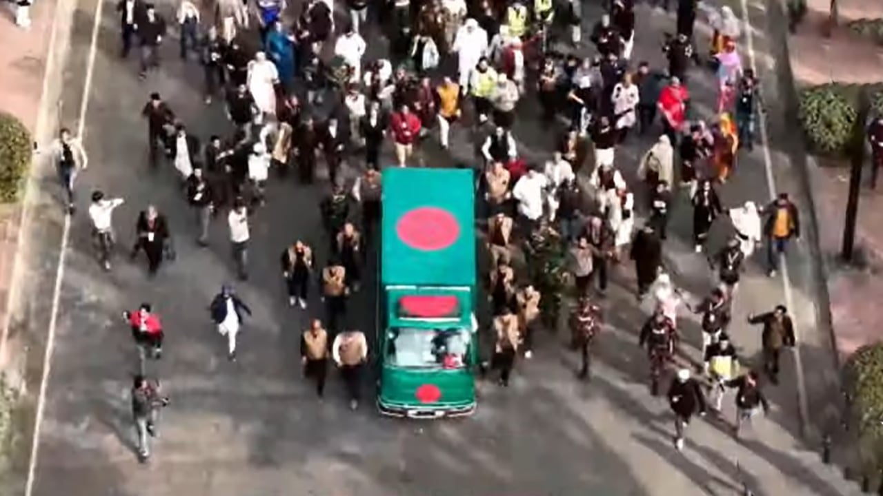 জানাজাস্থলের দিকে যাচ্ছে খালেদা জিয়ার লাশবাহী গাড়ি