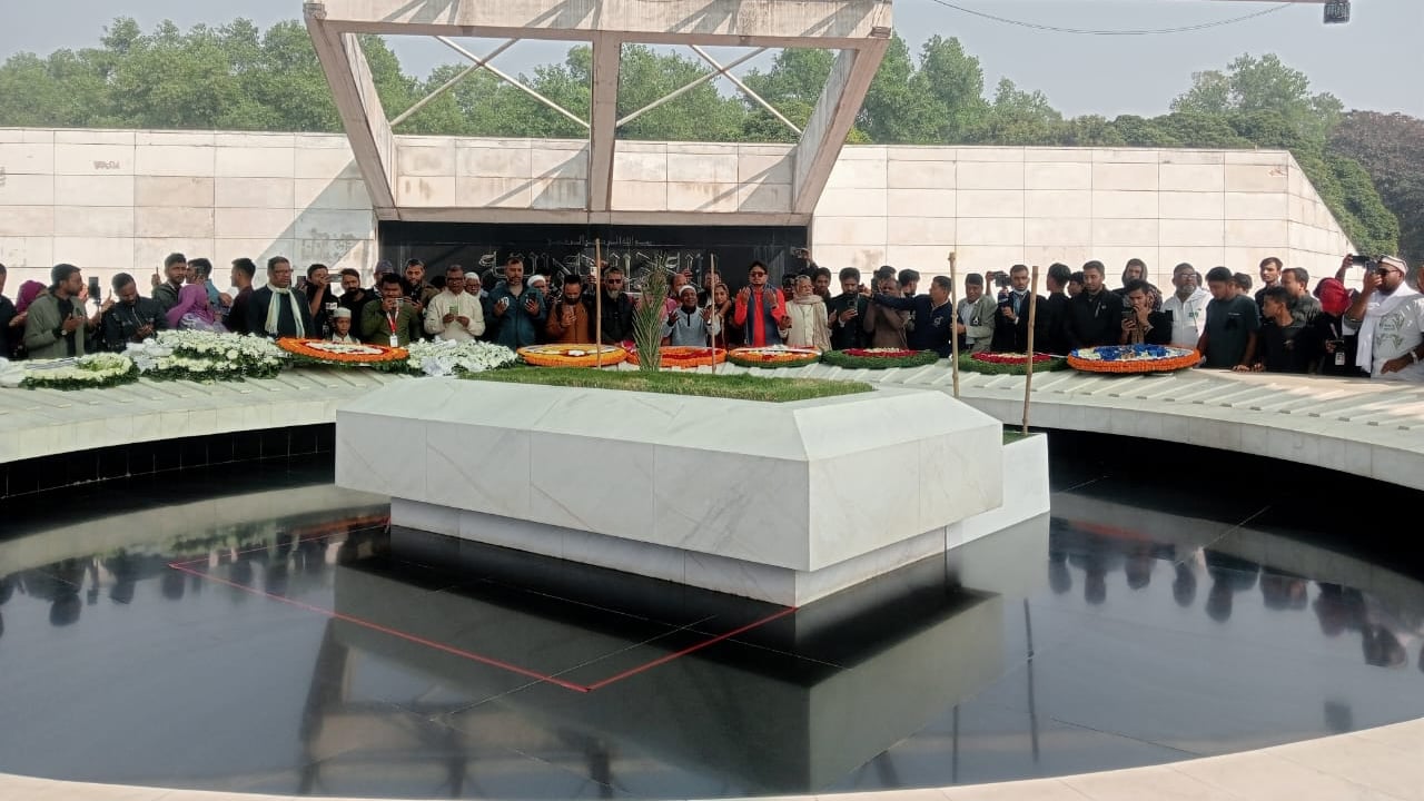 খালেদা জিয়ার প্রতি শ্রদ্ধা জানাচ্ছেন নেতাকর্মীসহ সর্বস্তরের মানুষ