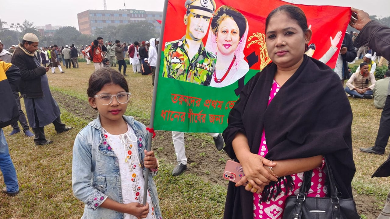 খালেদা জিয়াকে বিদায় জানাতে এলেন ছোট্ট শিশু লামিয়া