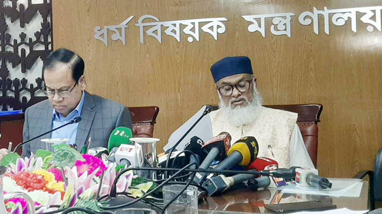 ১০ হাজার ৪৮৭ হজযাত্রীকে নিয়ে শঙ্কায় ধর্ম উপদেষ্টা