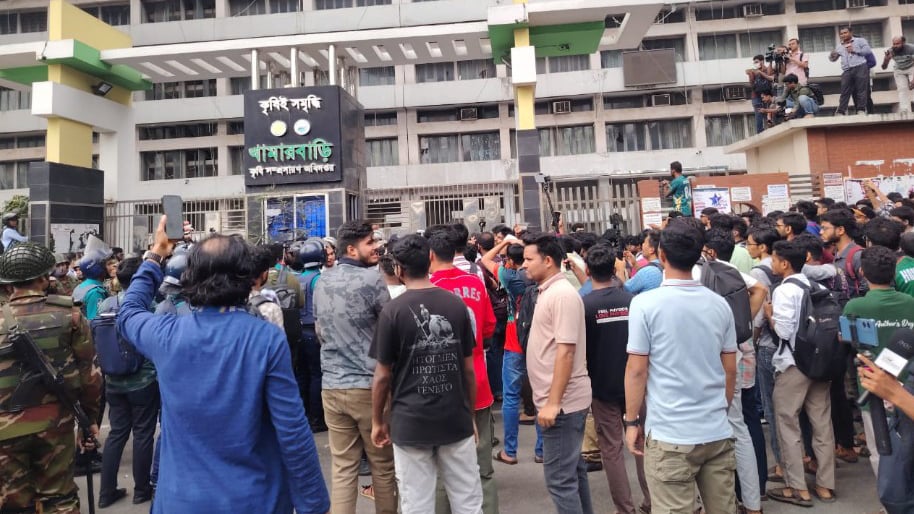 কৃষি ডিপ্লোমা শিক্ষার্থীদের খামারবাড়ি অবরোধ