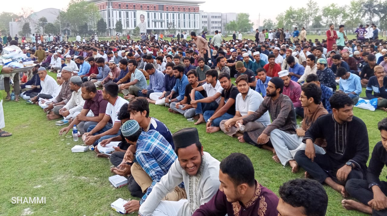 খুলনা বিশ্ববিদ্যালয়ে ব্যতিক্রমী গণ-ইফতার