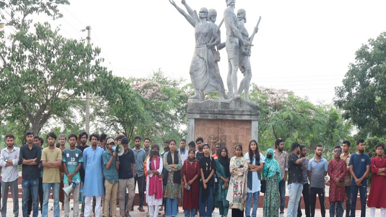 ধর্ষণ, হত্যা ও বিচারহীনতার প্রতিবাদে খুবিতে বিক্ষোভ