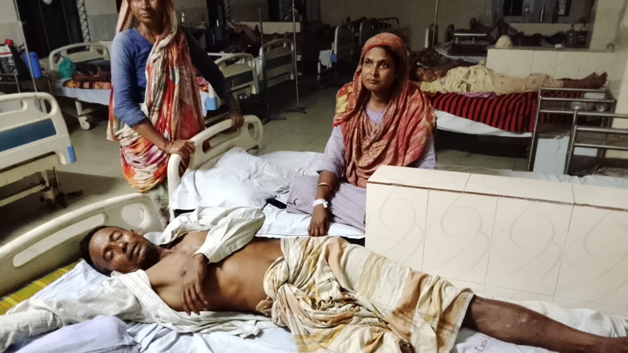 গুজব ছড়িয়ে ছাত্রদল নেতার বাড়িতে হামলা ও ভাঙচুর, বাবা-মা হাসপাতালে