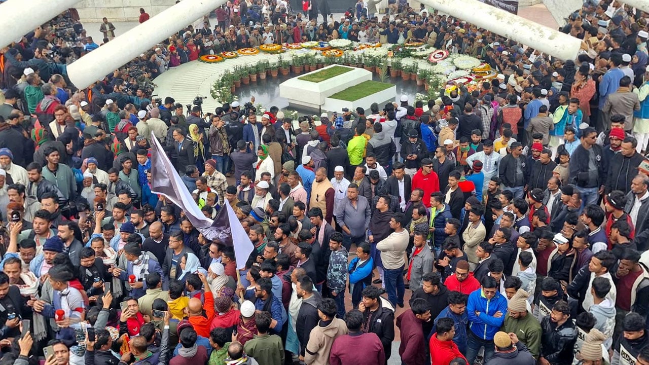 খালেদা জিয়ার কবর জিয়ারতে তৃতীয় দিনেও নেতাকর্মীদের ভিড়