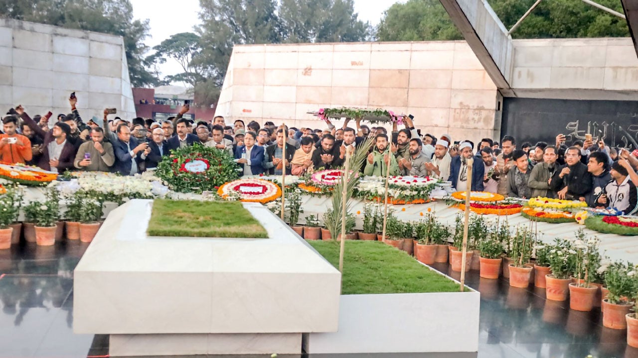 খালেদা জিয়ার কবর জিয়ারতে শোকার্ত মানুষের ঢল