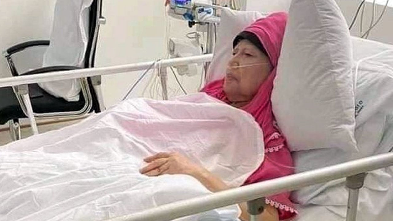 খালেদা জিয়া সিসিইউতে, আজ সারা দেশে দোয়া