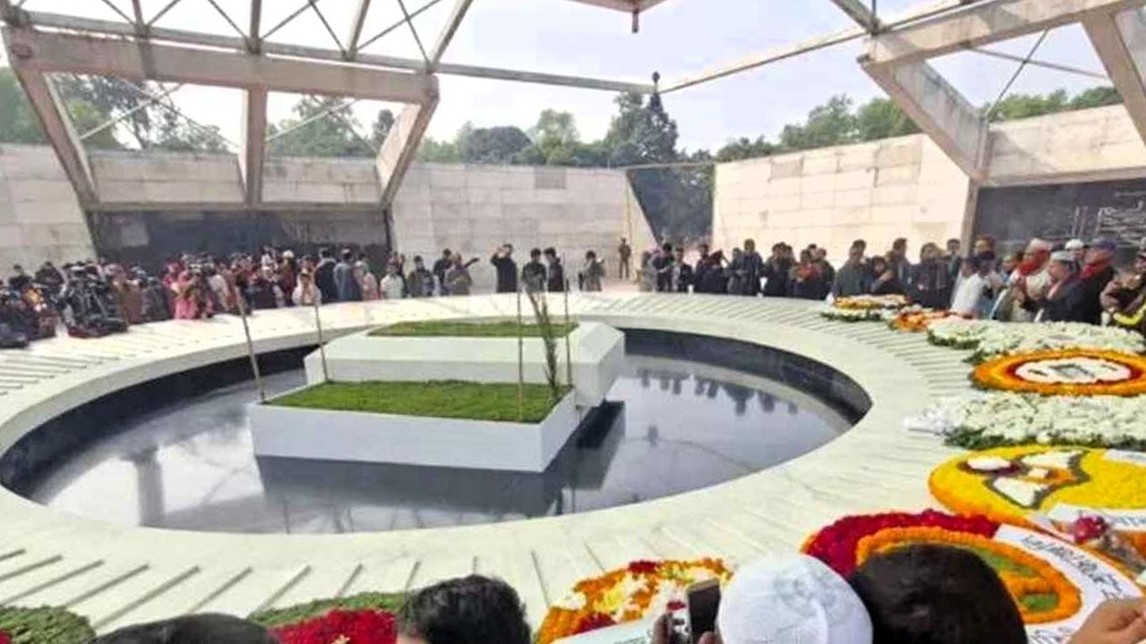 খালেদা জিয়ার কবরে এখনো অশ্রু ঝরাচ্ছেন মানুষ