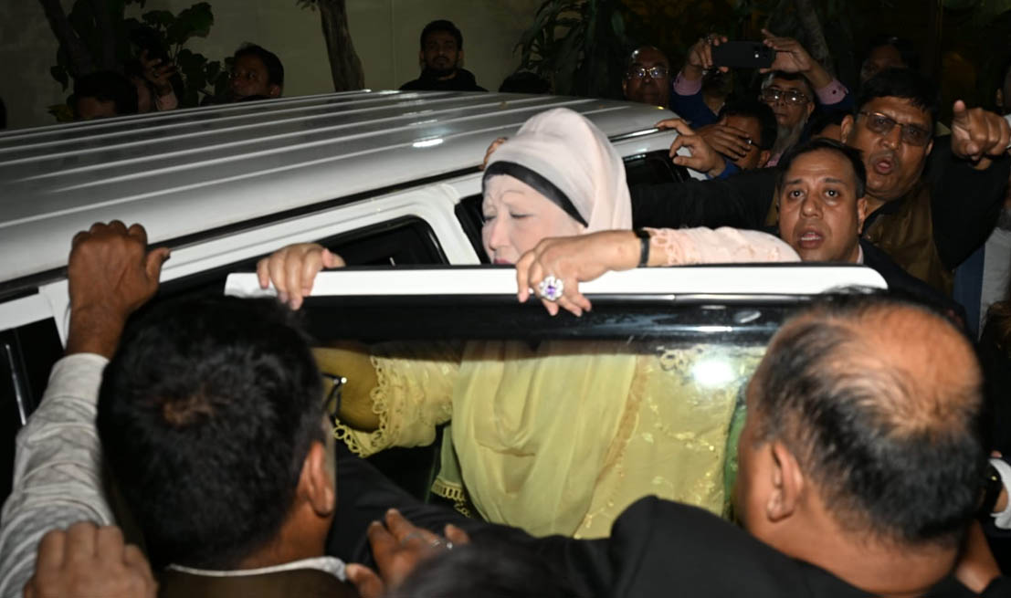 চিকিৎসার জন্য লন্ডনের পথে খালেদা জিয়া, বিদায় জানাতে সড়কে মানুষের ঢল